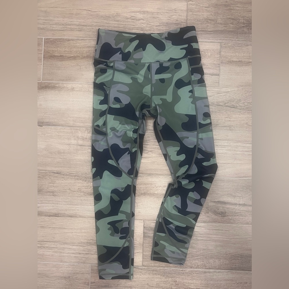 Zyia Active Green Camo Pocket Light n Tight Hi-Rise Leggings